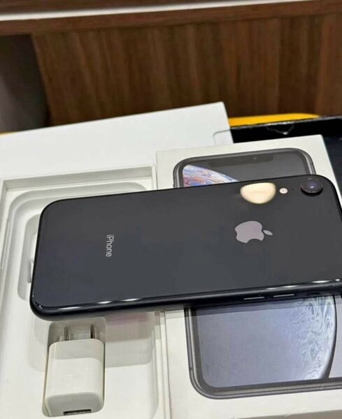 iPhone noir avec accessoires
