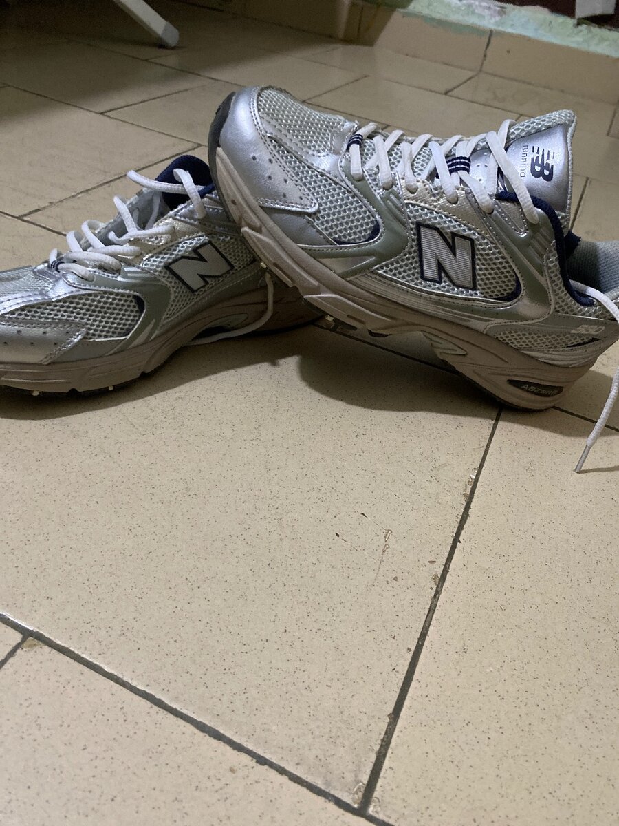Chaussures de sport argentées