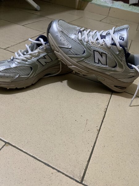 Chaussures de sport argentées
