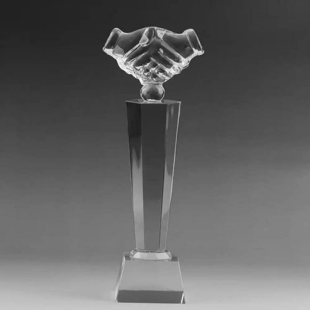Trophée en cristal de poignée de main