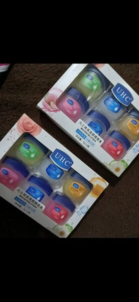 Lip moisturiser