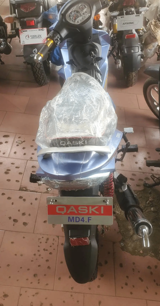 Moto sportive bleue Qaski