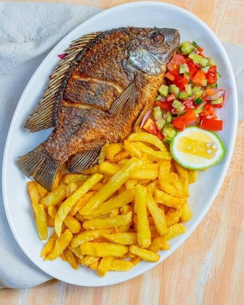 Délices de Poulet Grillé et Poisson Frit