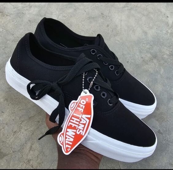 Baskets en toile noires hommes