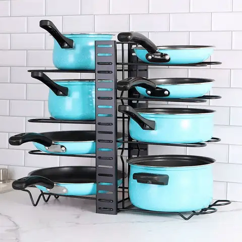 Range casserole et assiettes