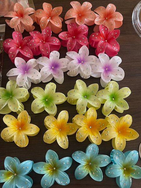 Fleurs décoratives en plastique colorées