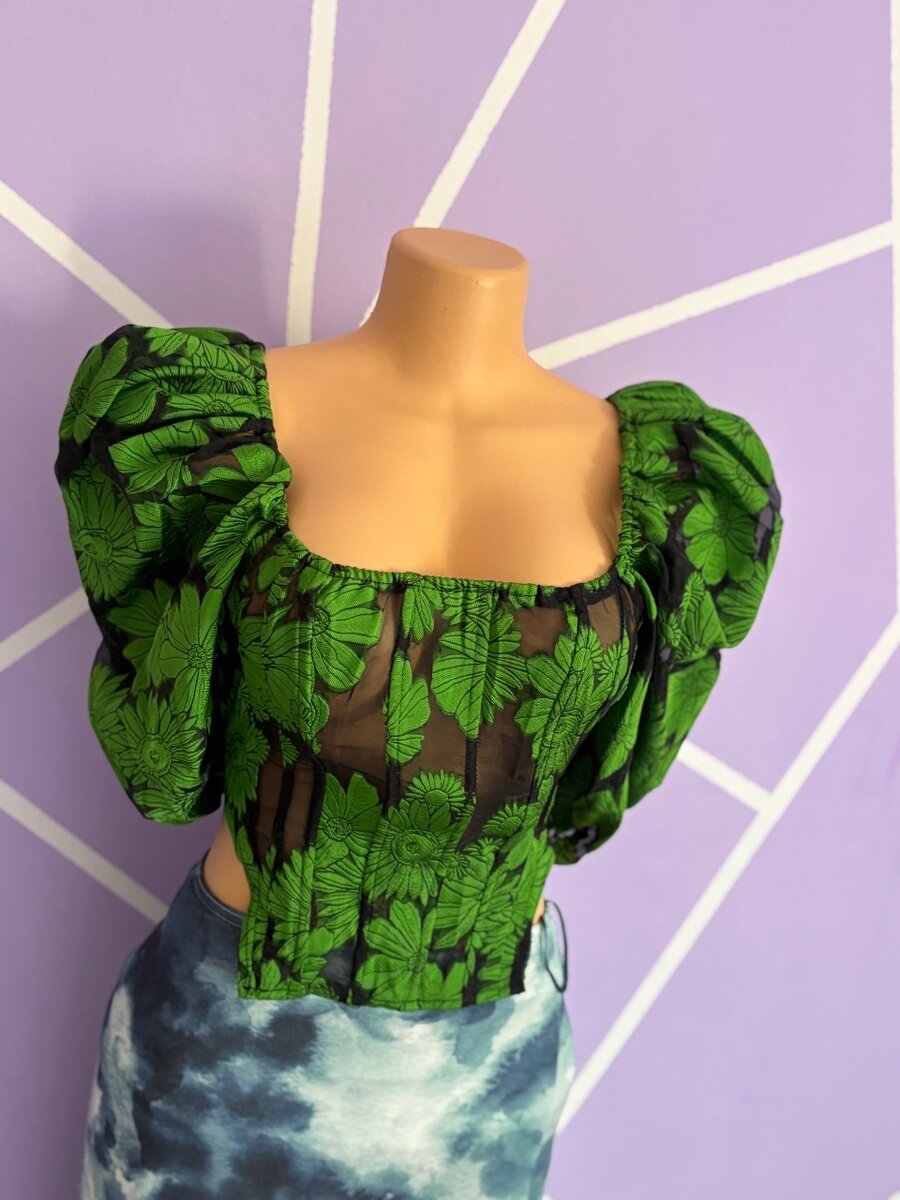 Blouse verte à manches bouffantes