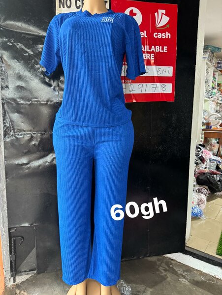 pull et pantalon bleu