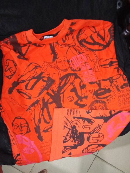T-shirt graphique orange vibrant