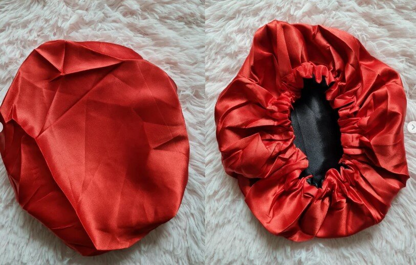 Bonnet en satin grande taille rouge