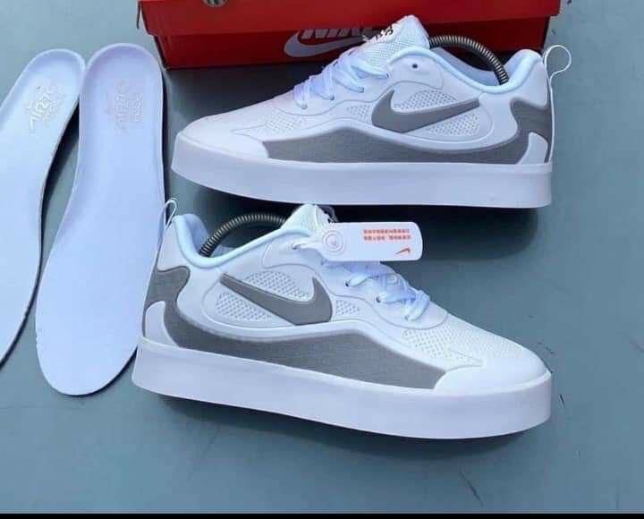 NIKE SNEAKER