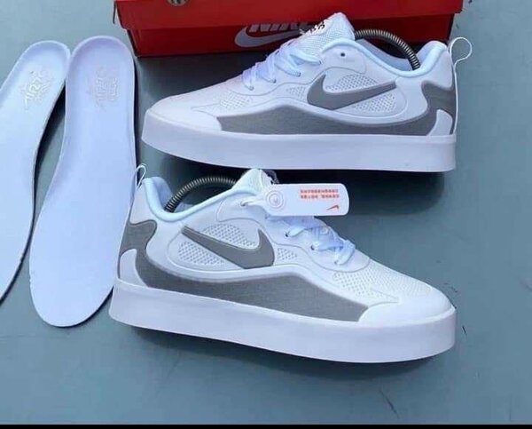 NIKE SNEAKER