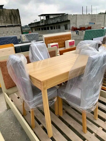 Table et chaises élégantes