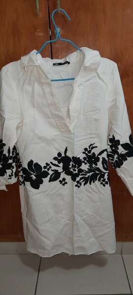 Robe blanche à motifs ZARA