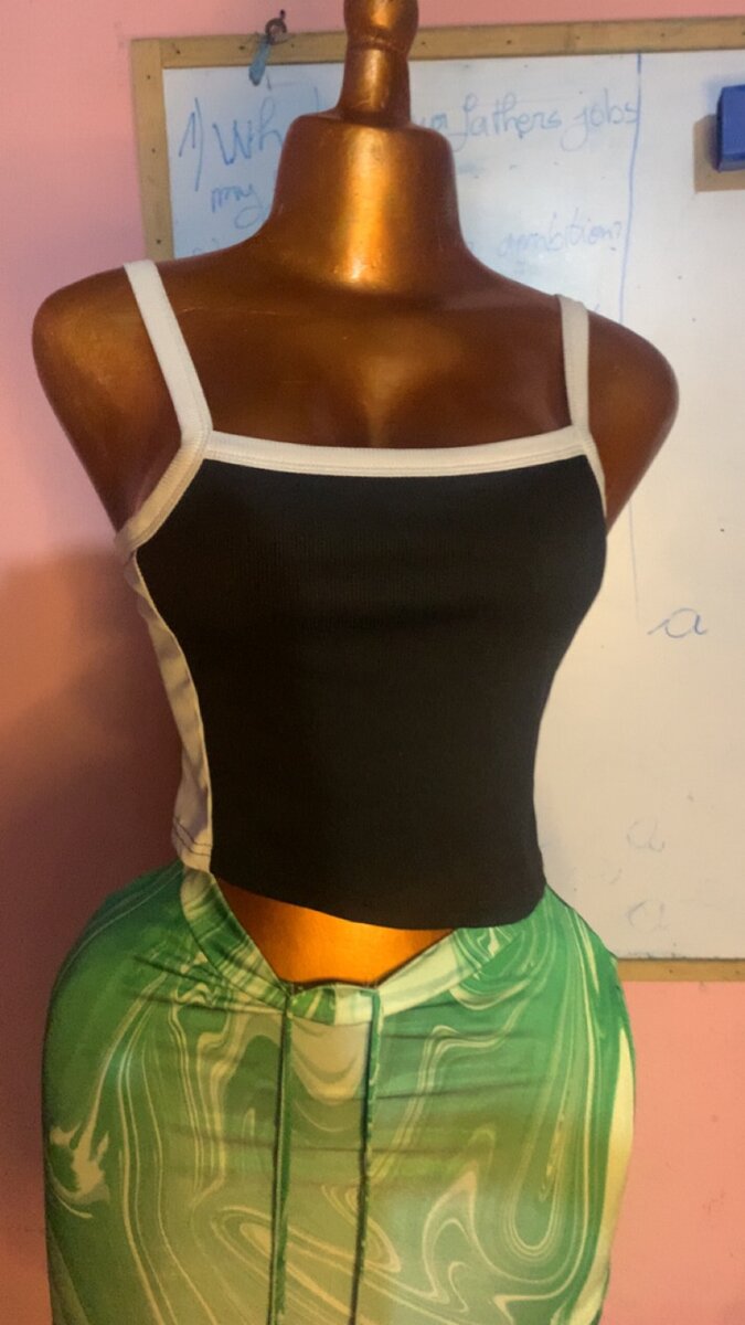 Haut court élégant pour femme