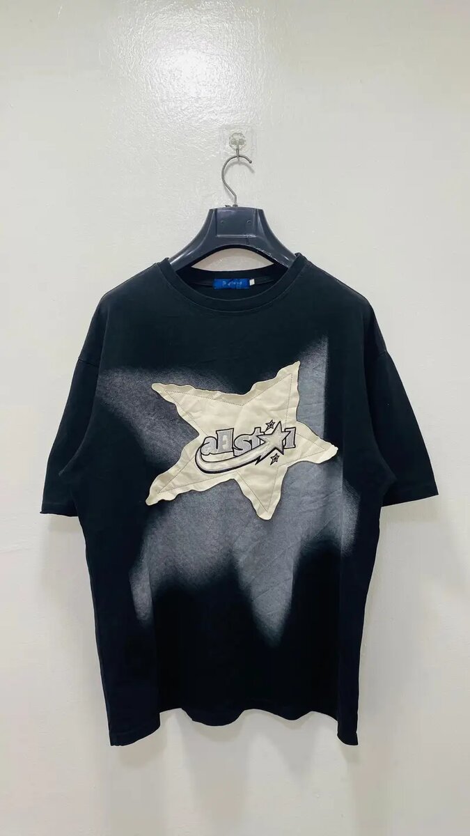 T-shirt graphique moderne