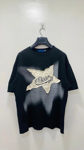 T-shirt graphique moderne
