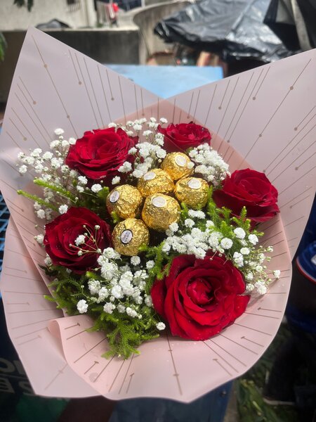 Bouquet de roses et chocolats