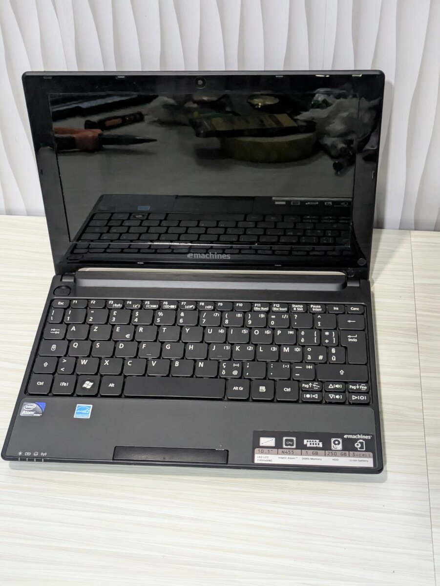 Atom acer