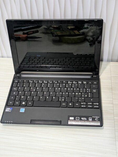 Atom acer