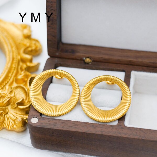 Loop stud earrings