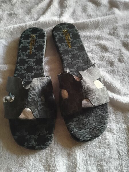 Tongs en cuir élégantes