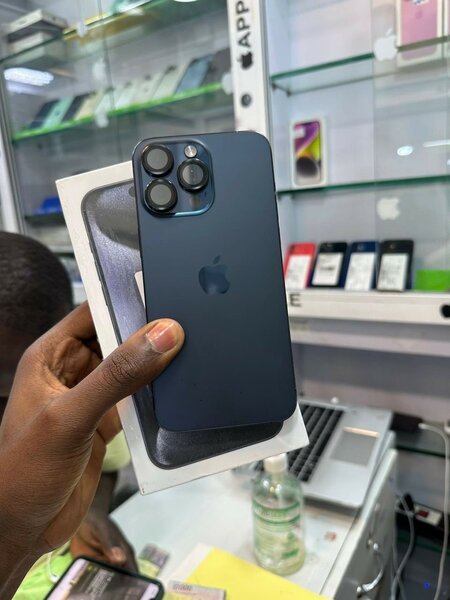 iPhone 15 Pro Max 256go CE quasi neuf