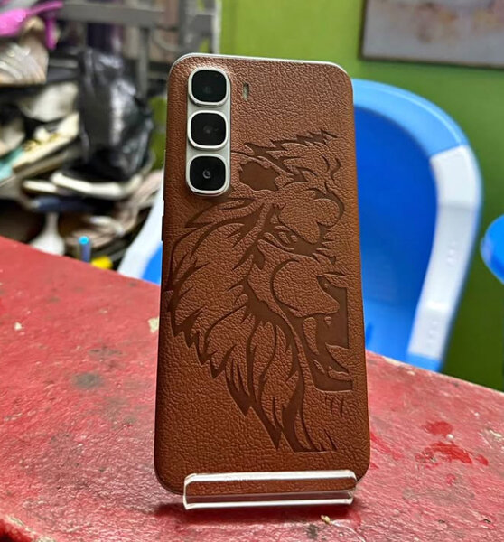 Coque en Cuir Gravée Lion pour Smartphone