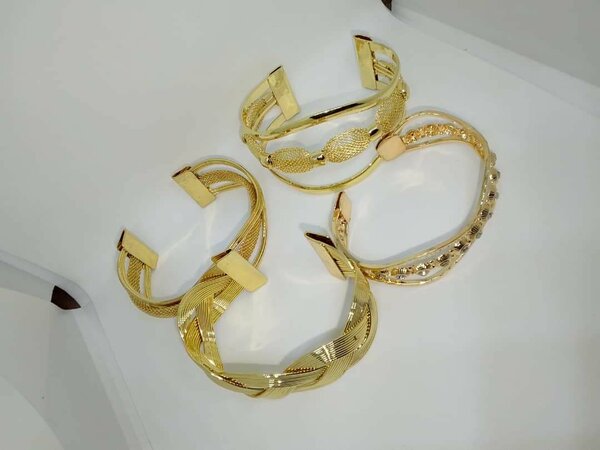 Bracelets dorés élégants