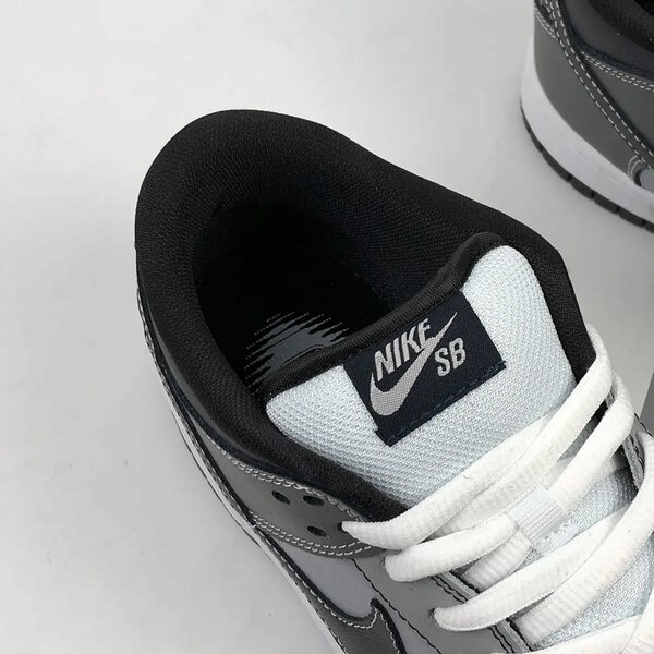 Nike SB éclipse lunaire