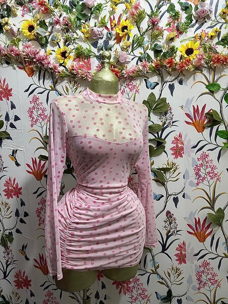 Robe moulante rose pois