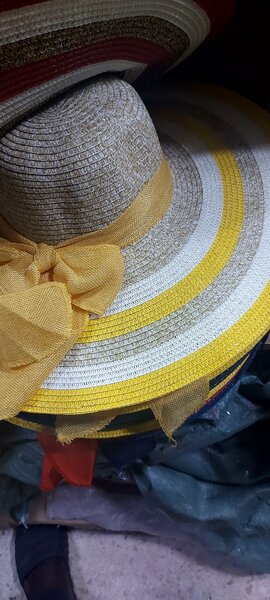 Chapeaux Capelines