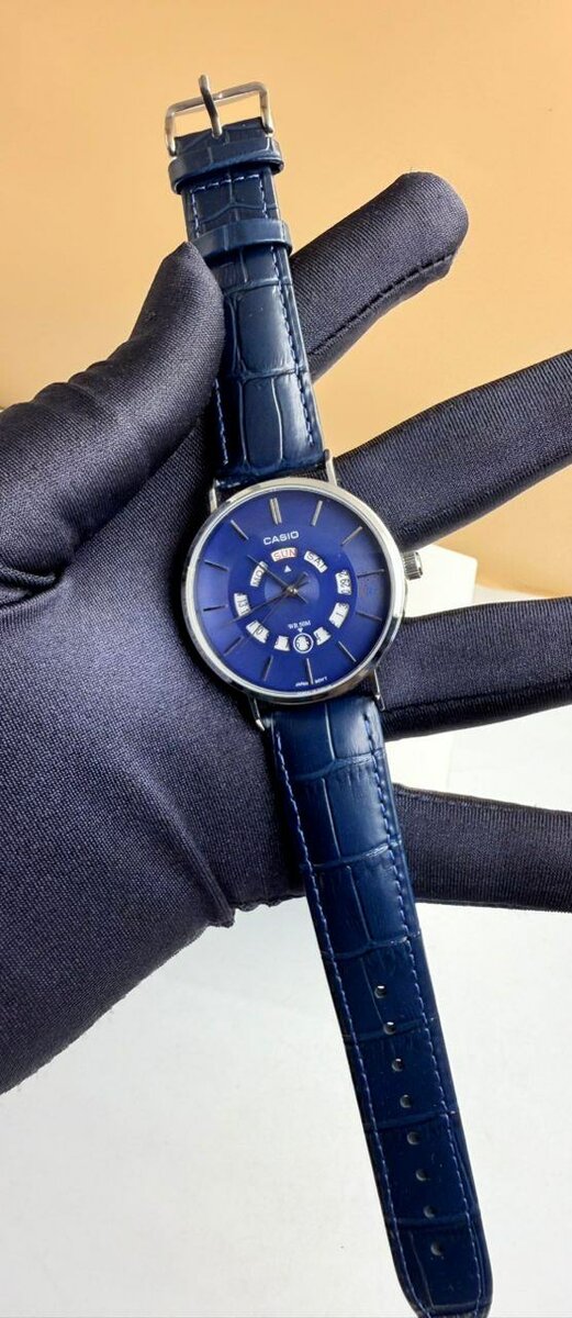 Montres élégante en cuir casi0