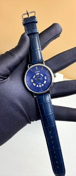 Montres élégante en cuir casi0