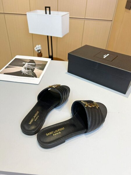 Ladies slippers