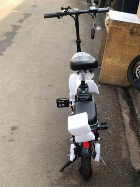 Vélo électrique compact pliant