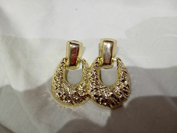 Boucles d'oreilles dorées élégantes