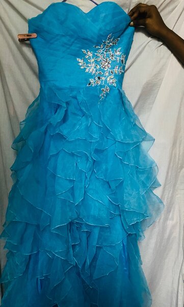 Robe de bal bleu à volants
