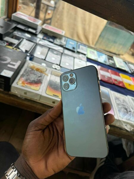 iPhone 12 pro 256 giga mémoire interne  tout passe 215.000