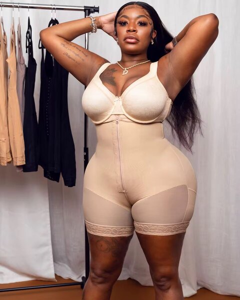 Feeling girl body shaper