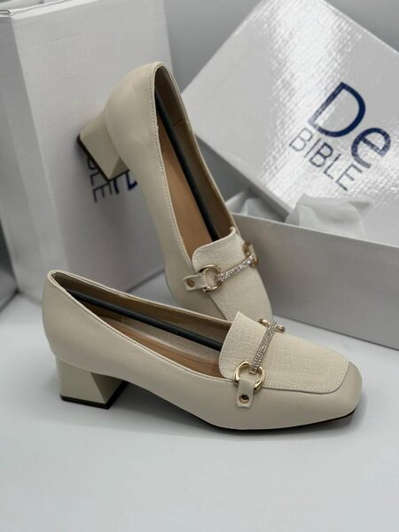 Flat heels