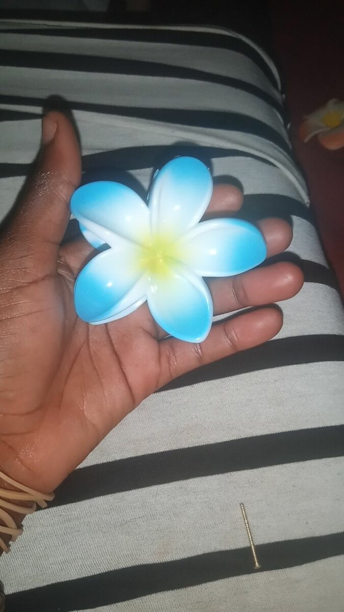 Broche fleur bleue élégante