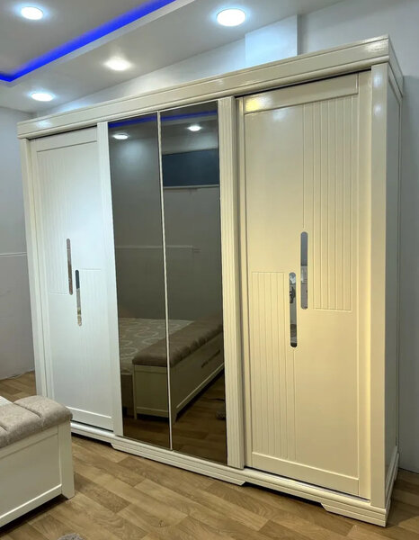 Armoire moderne avec miroir