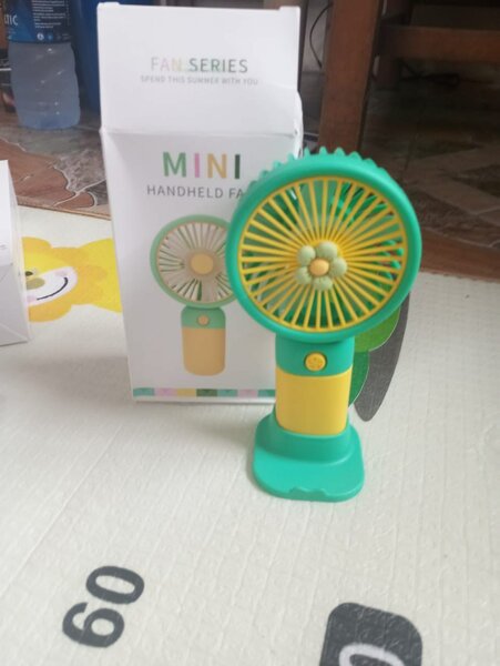 Selfie hands fan