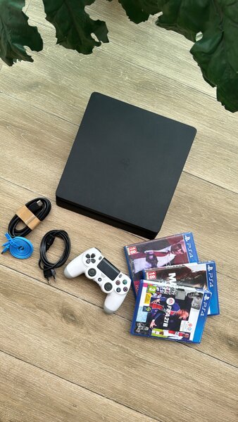 PS4 slim quasi neuf