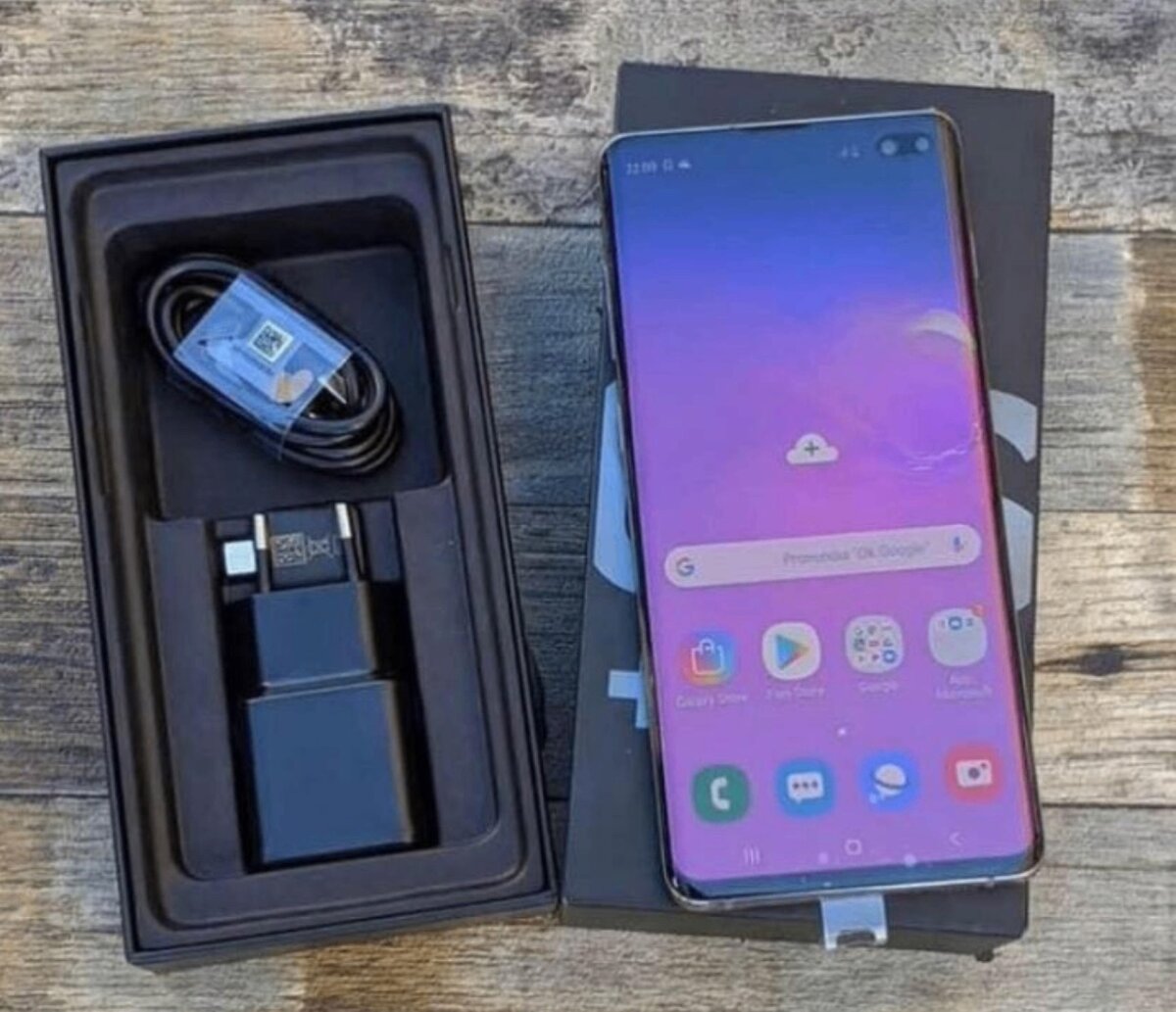 Samsung Galaxy S10 Smartphone