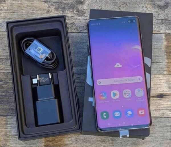 Samsung Galaxy S10 Smartphone