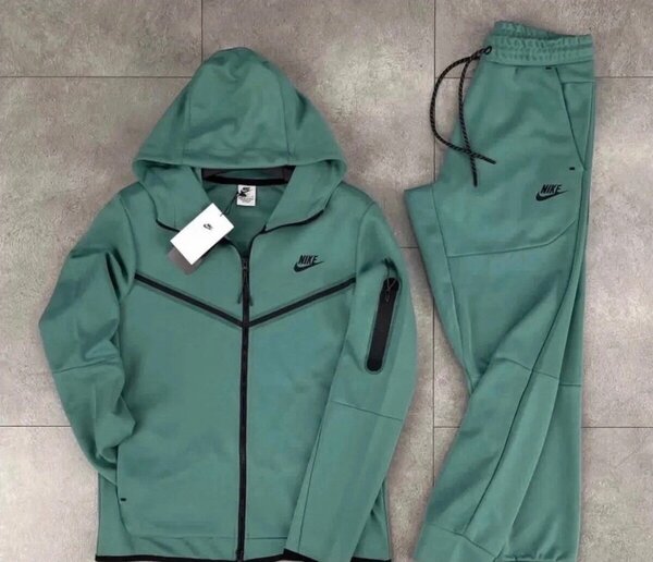 Ensemble de jogging Nike vert