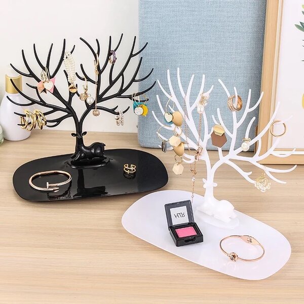 Jewelry displays and necklace displays