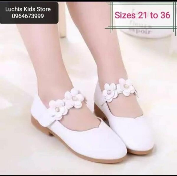Floral buckle shoes